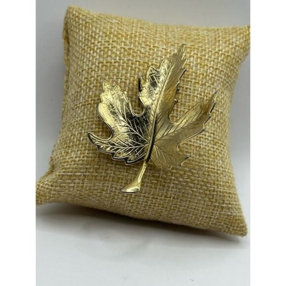 Vintage Gold-Tone Leaf Brooch Pin Jewelry Accessory